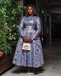 Vendita calda abiti da sera Maxi <span class=keywords><strong>spacco</strong></span> stampato <span class=keywords><strong>in</strong></span> <span class=keywords><strong>raso</strong></span> O collo - Product Image 3