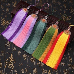 จี้ห้อยกระจกรถยนต์ลายดอกไม้ผีเสื้อเคลือบสีสองสี พร้อมพู่ห้อยถักมือจากโพลีเอสเตอร์ - Product Image 3