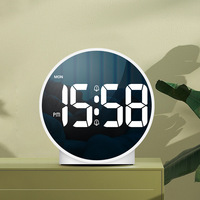 Mini réveil intelligent à LED Affichage circulaire enfichable de la semaine pour le bureau et le salon Petite horloge de table à LED pour les étudiants