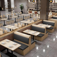 Ensemble de meubles de café moderne, restaurant, tables en bois avec pieds en métal, chaises avec coussin pâle et canapé en cuir