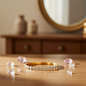 Bracciale in Acciaio Inossidabile con Design Floreale a Quattro Angoli, Tono Dorato, Gioiello alla Moda - Product Image 2