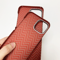 Étui de luxe en fibre d'aramide compatible avec la charge magnétique sans fil pour iPhone 15 Plus 15 Pro Max, motif ondulé rouge tendance
