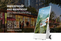Pantalla dividida portátil de señalización digital LCD comercial de 55 pulgadas para ruedas al aire libre Batería recargable Clasificación IP65 para uso en ascensores