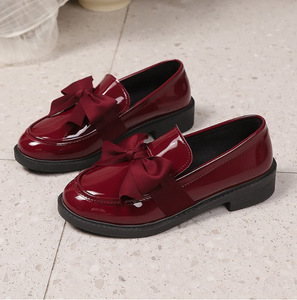 <span class=keywords><strong>Calzature</strong></span> Femminili alla Moda in Pelle Verniciata 2025 - Mocassini con Plateau e Decorazione a Catena Nera per Uso Quotidiano - Product Image 1