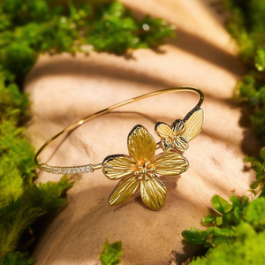 กำไลข้อมือแฟชั่น SmileJoyas รุ่น CBBA-1303 ทำจากสแตนเลสสตีล 316L ชุบทอง PVD ดีไซน์ลายดอกไม้ ปรับขนาดได้ เหมาะสำหรับทั้งชายและหญิง เป็นของขวัญสุดโรแมนติก - Product Image 3