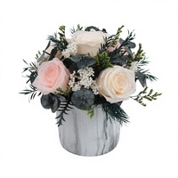 Bouquet de roses éternelles préservées dans un vase en céramique, centre de table pour mariage, décoration de table