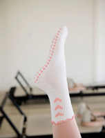 Nouvelles arrivées : Chaussettes de yoga OEM/ODM personnalisées de haute qualité, avec broderie mignonne, chaussettes antidérapantes populaires pour le Pilates, nouveau style, chaussettes ras du cou jacquard à volants