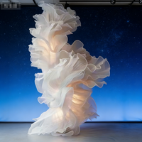 Y1036 Décoration d'intérieur, décoration murale de luxe pour événements de mariage, décoration de jardin, fleurs géantes en organza, installation artistique en tissu d'organza plissé