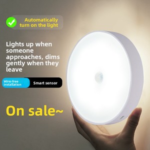 Lampe de nuit moderne à LED fonctionnant sur piles pour la chambre à coucher - Product Image 1