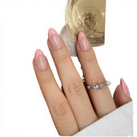 Faux ongles à presser pour femmes, rose laiteux, forme amande moyenne, avec pointe brillante effet gelée et motif tourbillon, pour un éclat rosé et un style minimaliste.