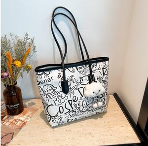 批发可爱涂鸦帆布包帆布手提袋女式拉链帆布包带吊坠 - Product Image 3