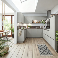 Meubles de cuisine Sofeyia gris mat modernes avec design sans poignées en forme de L et éclairage LED intégré sous les armoires