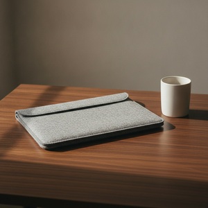 Housse pour ordinateur portable en feutre de laine 13-16 pouces, bords cousus, ouverture supérieure fine, languette en cuir tanné végétal, doublure en coton, logo personnalisé, pour entreprise - Product Image 3