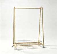 Porte-vêtements roulant en métal doré en forme de A avec panier inférieur en fil métallique et dessus arqué lisse pour boutique éphémère