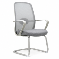 Chaise de bureau ergonomique moderne en maille grise avec dossier haut, assise rembourrée, accoudoirs, mécanisme réglable, base à cinq étoiles et roulettes