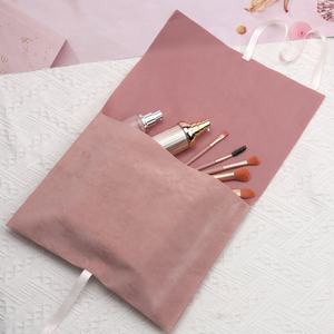 Bolsa Envelope de Veludo para Joias com Logotipo Personalizado, Estampa Dourada, Laço e Aba de Camurça Sintética de Luxo - Product Image 3