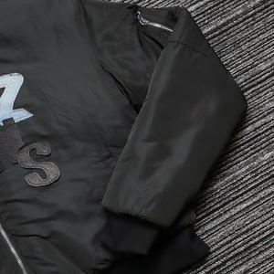 Chaqueta Bomber con Forro de Nailon Impermeable, Chaqueta de Invierno con Capucha y Cremallera Personalizada para Hombre con Parches - Product Image 4