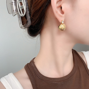 Boucles d'oreilles clous style français, boule dorée scintillante, zircon, design médiéval vintage élégant et unique pour femme - Product Image 4