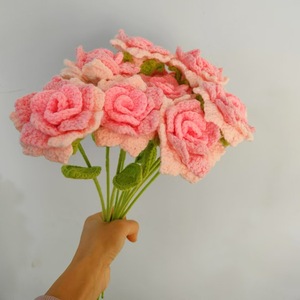 Ramo de Rosas Artificiales Tejidas a Mano con Lana Yiwuhuashen -C134, Romántico y Duradero de 3 a 5 Años para Novia o Enamorada - Product Image 1