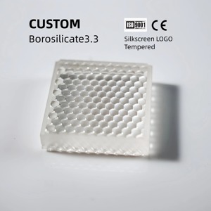 עדשת זכוכית מיקרו-מערכים אספריתית מרובעת שקופה, באיכות גבוהה, עשויה בורוסיליקט 3.3, יצוקה בדיוק לפי מידה בהתאמה אישית של BOGLASS, עם ציפוי אנטי-רפלקטיבי. - Product Image 1