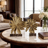 Sculpture en métal en forme de feuille, base en marbre, finition bronze foncé doré, faite à la main, statue abstraite de feuillage moderne de luxe, décoration de table pour la maison et l'hôtel