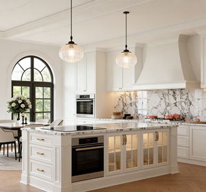 Meubles de cuisine de luxe sur mesure BALOM - Armoires classiques blanches avec un grand espace de rangement et une conception de porte en verre - Product Image 3