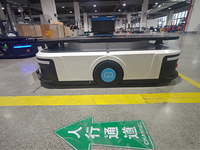 Robot Pengangkut Material Cerdas AMR Laser SLAM untuk Pabrik Elektronik, AGV Otomatis dengan Sistem Underhook, Mampu Mengangkat Beban 400kg