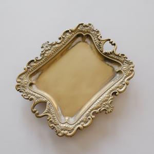 Bandeja de servicio de latón Premium con acabado brillante diseñada para hoteles, villas, restaurantes y elegantes salones de banquetes - Product Image 1