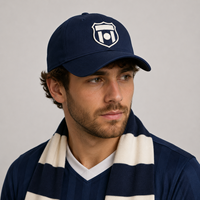 Gorra de béisbol al por mayor de algodón de 6 paneles con visera curva y bordado plano de escudo de fútbol, paquete para compradores de regalos deportivos con logotipo personalizado