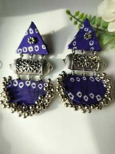 Boucles d'oreilles à imprimé Bandhani en tissu artisanal en métal de style moderne fait à la main avec strass transparents, fausses perles, finition oxydée pour femmes - Product Image 5