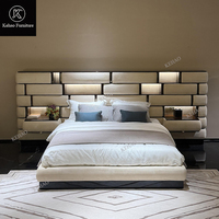 Lit en cuir de luxe moderne avec tête de lit intégrée, cadre de lit king size, lit capitonné italien avec éclairage LED et tables de chevet intégrées
