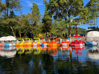 Bateau tamponneur gonflable rond avec pistolet à eau pour enfants, idéal pour les parcs aquatiques et les divertissements.