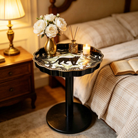 Plateau de service élégant à bords festonnés, table d'appoint avec poignées, motif floral, bordure dorée, base en piédestal noir, portable, décoration pour salon et chambre
