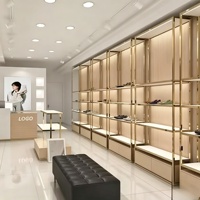 Présentoir de Luxe en Acier Inoxydable Doré à Quatre Niveaux pour Chaussures à Talons Hauts – Idéal pour la Rénovation de Vitrines de Magasins de Vêtements