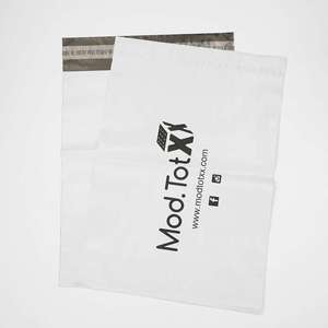Sacs d'expédition compostables personnalisés en polyéthylène à soufflets latéraux avec fonctions de sécurité pour l'emballage de vêtements et logos personnalisés - Product Image 4