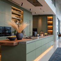 Meubles de cuisine modulaires laqués modernes sur mesure avec crédence, tiroirs coulissants, rangement intégré pour appareils électroménagers et îlot de rangement personnalisé