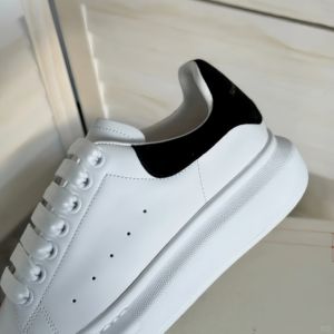 Baskets plateforme oversize de créateur pour femmes et hommes en cuir blanc <span class=keywords><strong>avec</strong></span> languette de talon noire, chaussures de marche décontractées et tendance à semelle épaisse pour hommes - Product Image 2