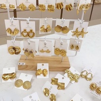 Vente chaude : Ensemble de bijoux tendance (boucles d'oreilles, collier, bagues) en acier inoxydable hypoallergénique, plaqué or 18K PVD, étanche, personnalisable, vente en gros