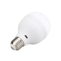 Ampoule LED intelligente rechargeable d'urgence E27 7W 220V pour le camping, la maison, le couloir, le garage