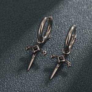 Pendientes de aro con diseño de espada y daga estilo gótico punk, joyería piercing para hombre, estilo rock vikingo, regalo llamativo - Product Image 2