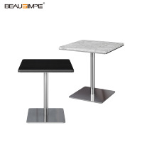 Table d'appoint en travertin minimaliste avec dessus en verre artisanal & base en pierre naturelle, personnalisable pour salon
