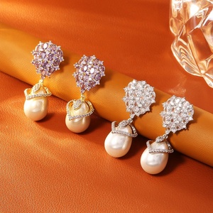 Boucles d'oreilles clous en laiton zircon et perles d'imitation goutte d'eau, style luxe léger, plaqué or, géométriques, tendance rétro française, mignonnes, pour femme, pour soirée - Product Image 1