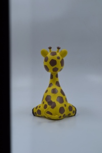 La girafe bobblehead est un animal mignon et ludique, parfait pour votre tableau de bord de voiture, votre bureau ou la décoration de votre maison. - Product Image 4