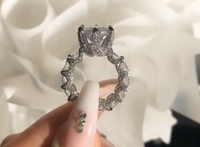 Bague de fiançailles en platine plaqué avec un grand diamant taille princesse, halo de diamants, bague en argent sterling 925 avec zircone cubique
