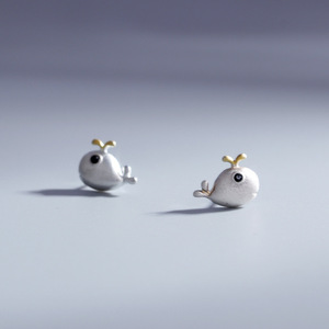 Los pendientes pequeños con diseño de ballena que rocían agua son simples, modernos, lindos, pequeños y asimétricos para mujeres. They - Product Image 2