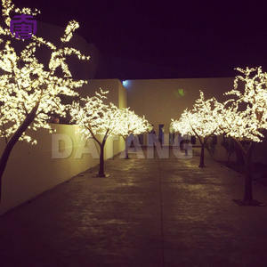 Elegante Árbol de Luz LED con Flores de Cerezo y Pétalos Decorativos para Decoración de Plazas, Centros Comerciales, Hoteles, Festivales y Bodas en Venta - Product Image 4