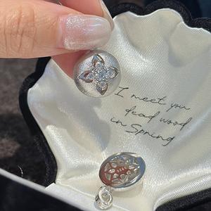 เวนชี เอส 925 จี้ดอกไม้เล็กๆ ทำจากเงินแท้ ดีไซน์ฝรั่งเศสยุคกลางสุดหรูหรา สไตล์เรียบง่ายทันสมัย ลวดลายแกะสลักแบบโปร่ง ผลิตในจีน - Product Image 4