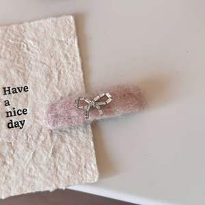 กิ๊บติดผมรูปโบว์ประดับเพชรระยิบระยับ ผ้าพลัฌ โลหะผสม สำหรับผู้หญิง ติดผมด้านข้าง - Product Image 6