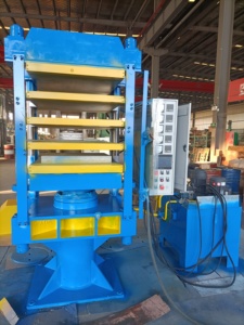 Presse hydraulique pour le durcissement du caoutchouc 25t 50t, machine à fabriquer des sandales en caoutchouc à deux couches, fabricant - Product Image 1