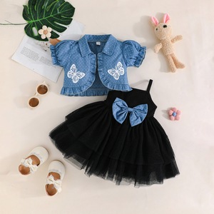 Set di Abbigliamento per Bambini 2 Anni, Stile Europeo e Americano, Pantaloni Floreali e Cappotto con Vestito a Bretelle in Rete e Fiocco in Poliestere - Product Image 3